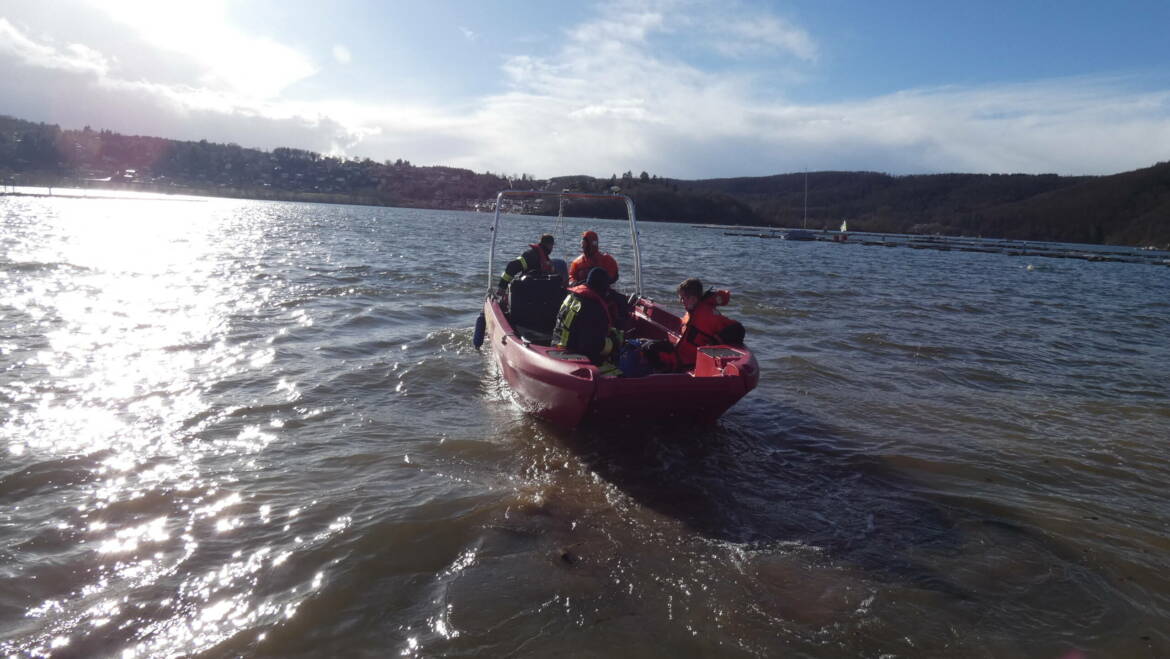 Segelboot am Sinken, 2 Personen im Edersee