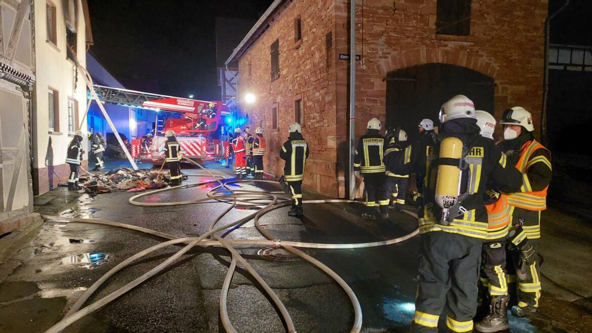 Zimmerbrand mit Personenrettung, Flammen schlagen aus Fenster