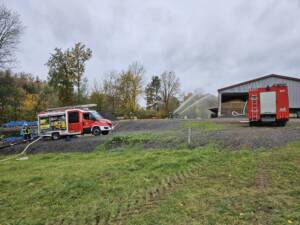 3 Feuerwehren üben Brandbekämpfung an landwirtschaftlichen Betrieb