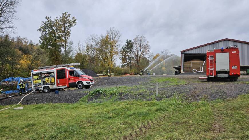 3 Feuerwehren üben Brandbekämpfung an landwirtschaftlichen Betrieb