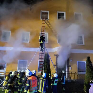 Wohnungsbrand, Rettung von 6 Personen aus Gebäude