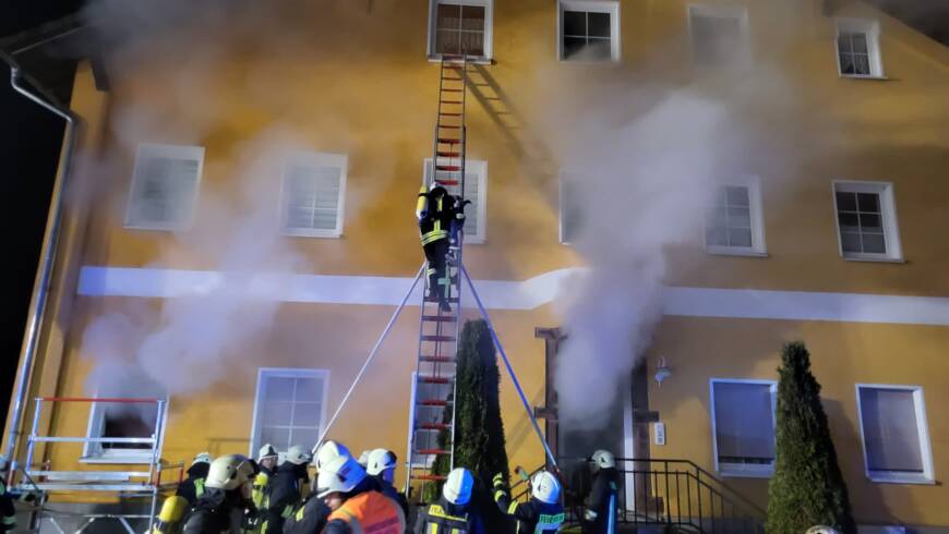 Wohnungsbrand, Rettung von 6 Personen aus Gebäude