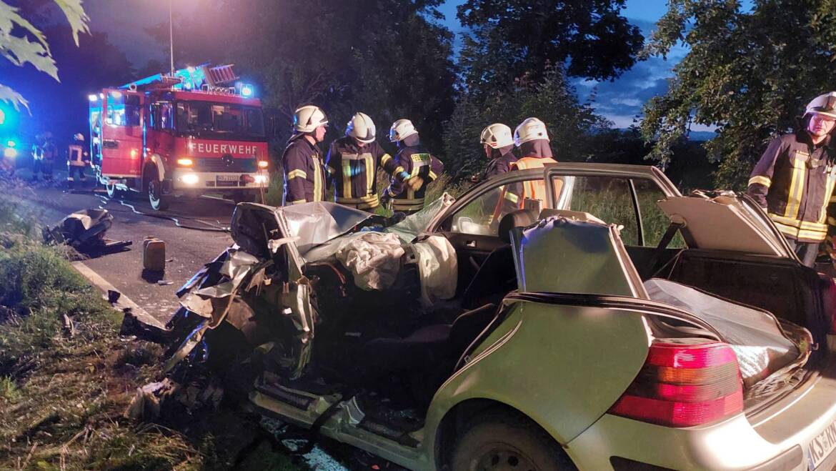 Verkehrsunfall, 2 PKW frontal kollidiert, eingeklemmte Person