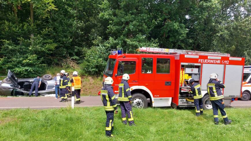 Verkehrsunfall mit eingeklemmter Person und mehreren Verletzten