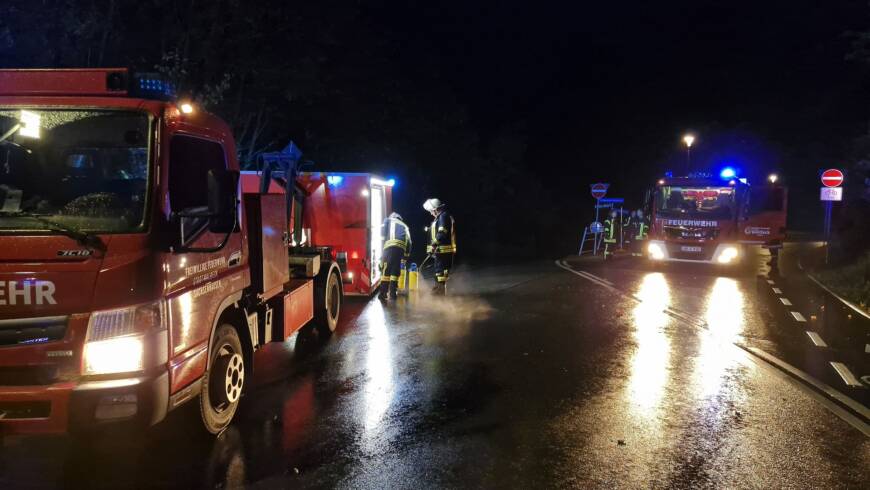 Ölwanne aufgerissen, Ölspur auf Verkehrsfläche