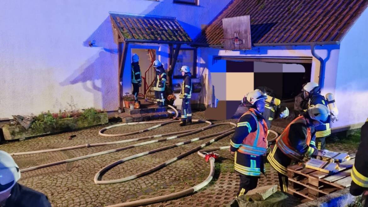 Unklares Feuer in Mehrfamilienhaus