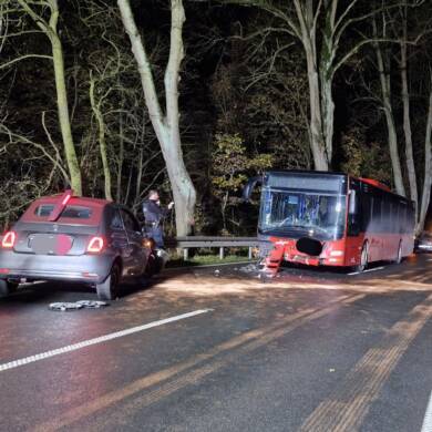 Verkehrsunfall, Frontalzusammenstoß Linienbus/PKW