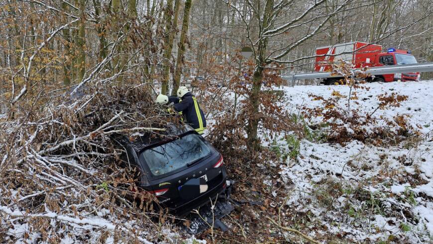 Verkehrsunfall Elektroauto, 2 Personen eingeschlossen