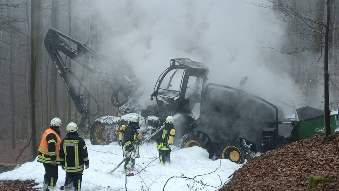 Brennt Forstmaschine im Wald