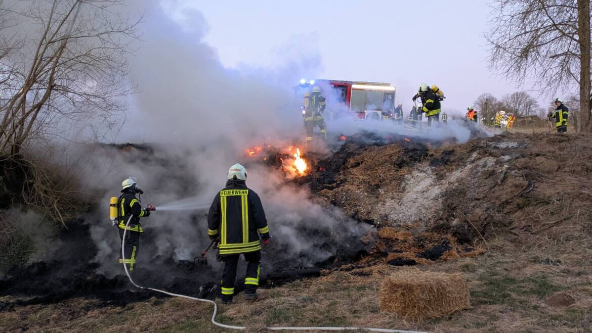 Rauchentwicklung Wald, Brand Strohballen