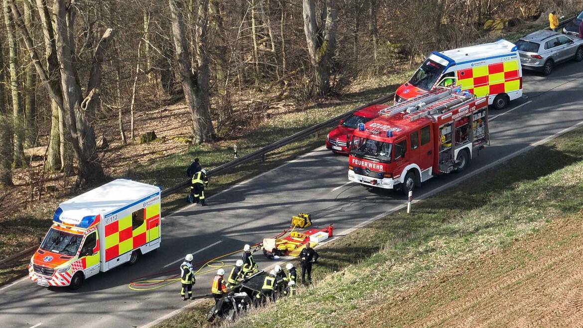 Verkehrsunfall, mehrere Verletzte und Eingeklemmte