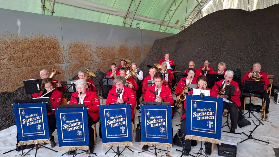 Musikzug im Steinbruch