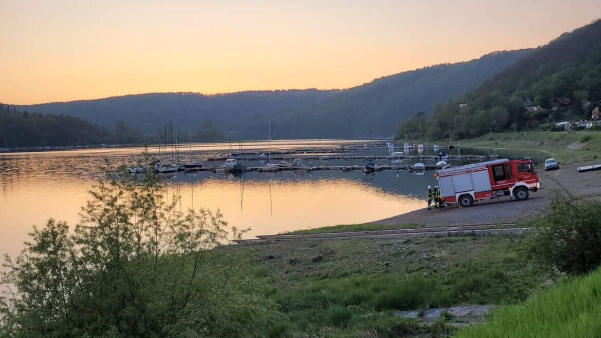 Segelboot gekentert – Person im Wasser