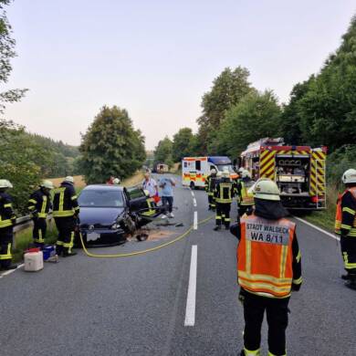 Verkehrsunfall 2 PKW, 1 LKW