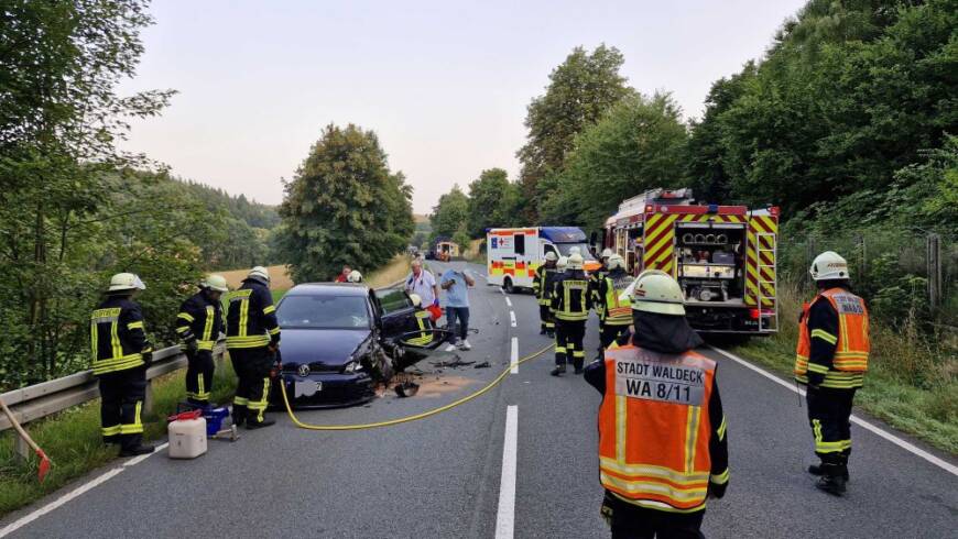 Verkehrsunfall 2 PKW, 1 LKW