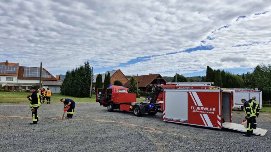 700m Ölspur auf Straße, Schotter und Wiese