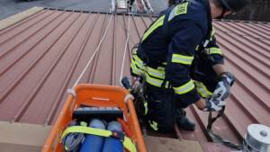 Absturzsicherungsteam trainiert Rettung auf einsturzgefährdeten Dächern