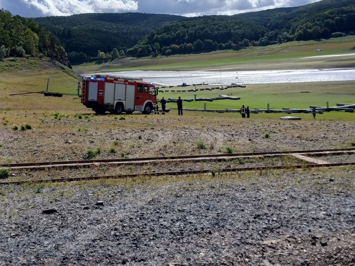 Fahrzeug steckt in Edersee-Schlamm, droht einzusinken
