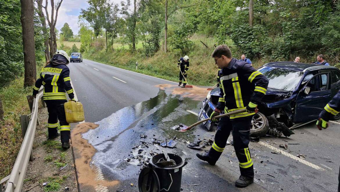 Auslaufende Betriebsstoffe nach Frontalkollision, Verkehrsunfall