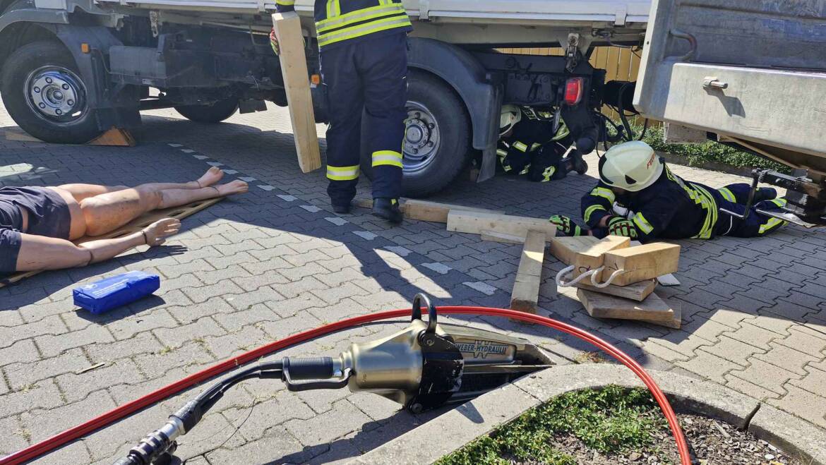 Spannende Einsatzübungen beim Feuerwehr-Zirkeltraining in Volkmarsen