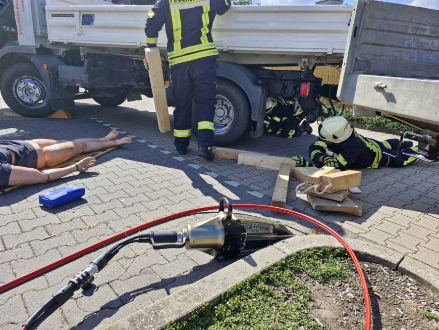 Spannende Einsatzübungen beim Feuerwehr-Zirkeltraining in Volkmarsen