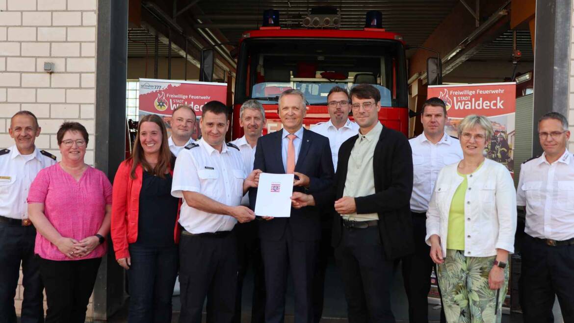Staatssekretär überreicht Förderbescheid für Staffellöschfahrzeug
