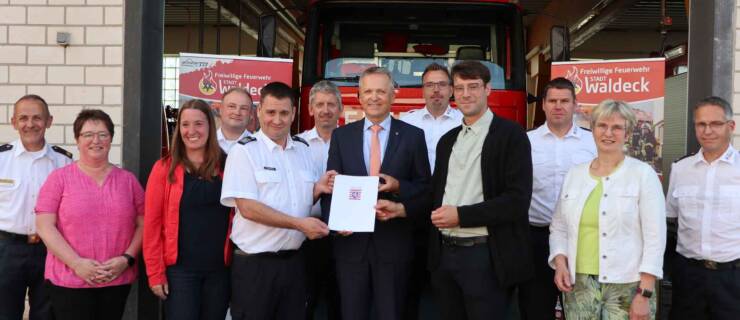 Staatssekretär überreicht Förderbescheid für Staffellöschfahrzeug