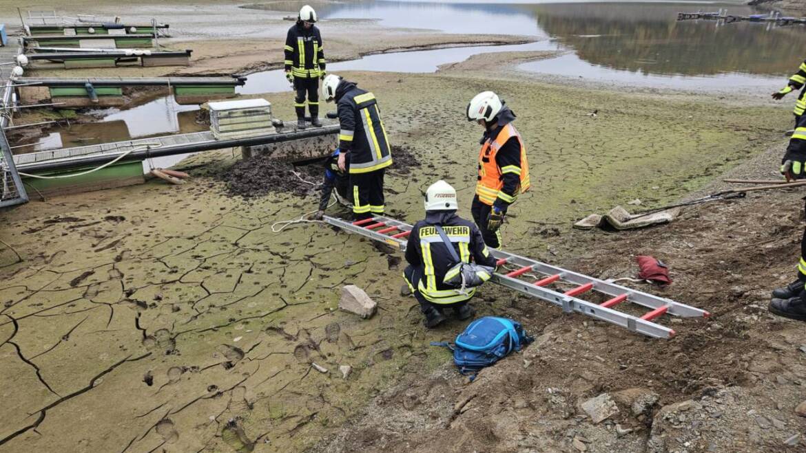 Person steck im Schlamm im Edersee