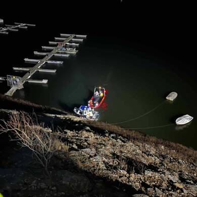 Bewusstlose Person im Wasser