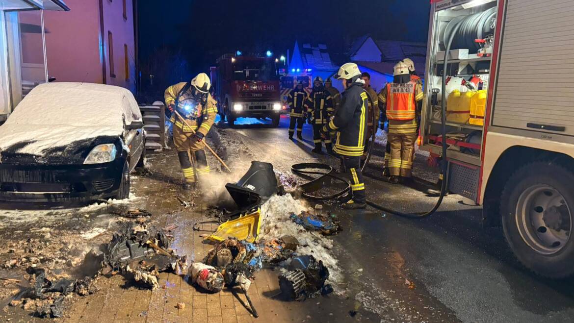 Brennen Mülltonnen an Hausfassade