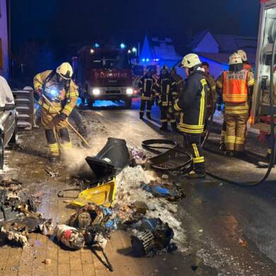 Brennen Mülltonnen an Hausfassade