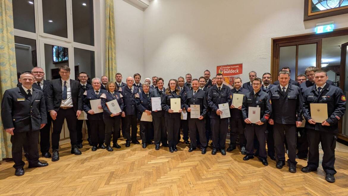 Ehrungen und Beförderungen vieler Feuerwehrangehöriger