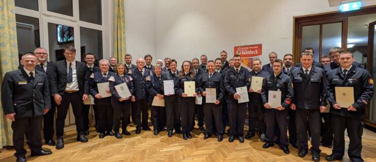 Ehrungen und Beförderungen vieler Feuerwehrangehöriger