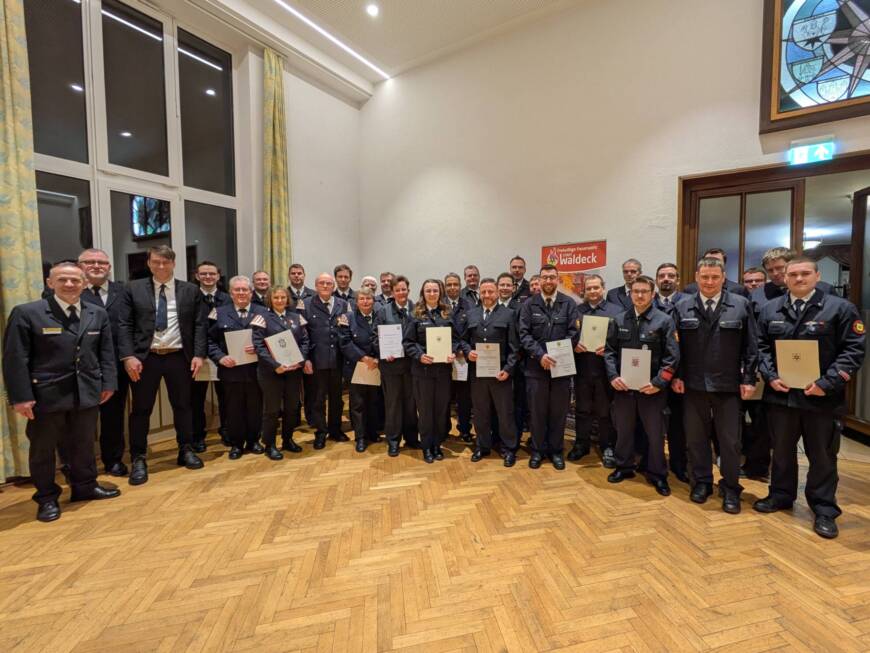 Ehrungen und Beförderungen vieler Feuerwehrangehöriger