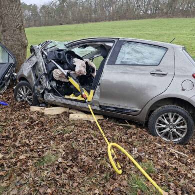 Verkehrsunfall, PKW gegen Baum, eingeklemmte Person