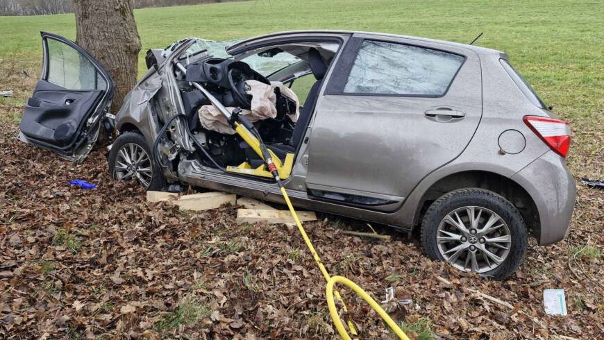 Verkehrsunfall, PKW gegen Baum, eingeklemmte Person