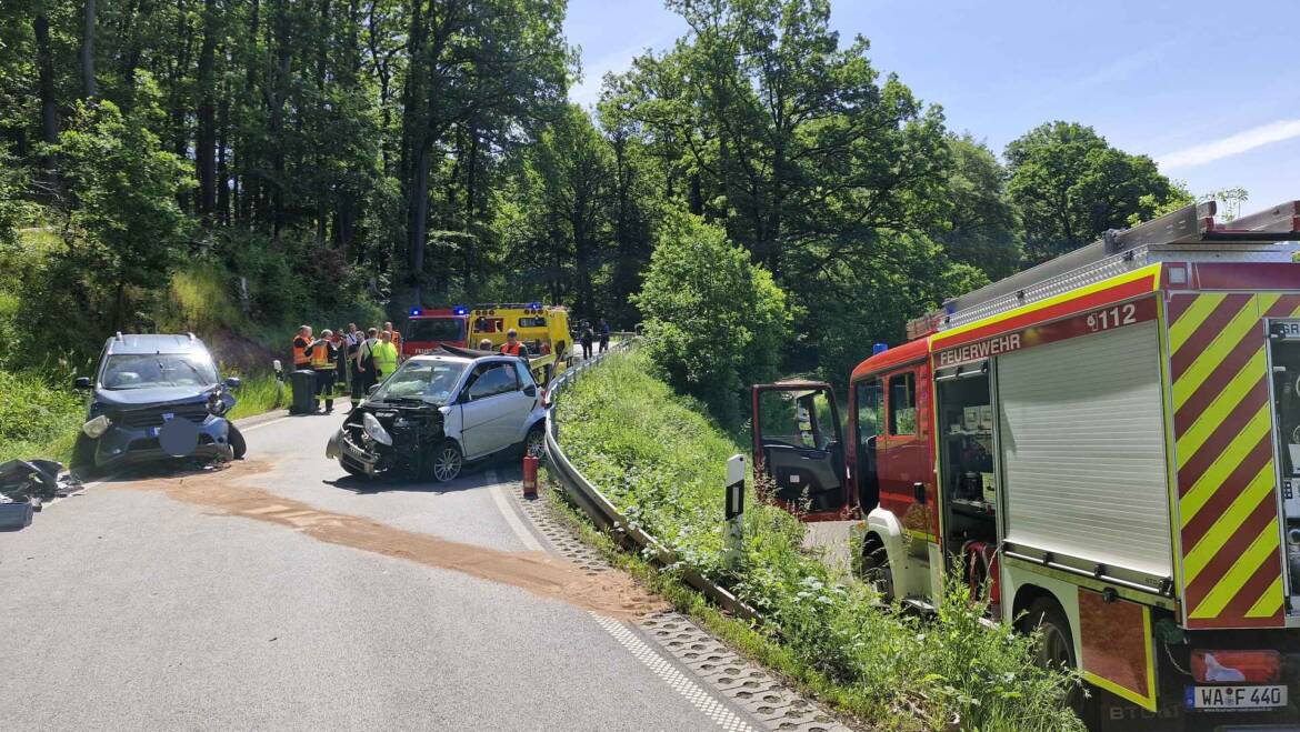 Verkehrsunfall, Frontalzusammenstoß 2 PKW mit 3 Verletzten