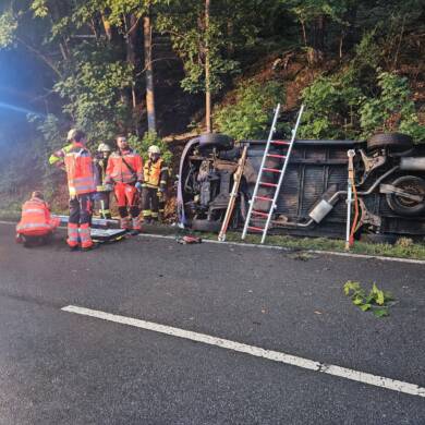 Verkehrsunfall, Transporter auf Seite im Graben
