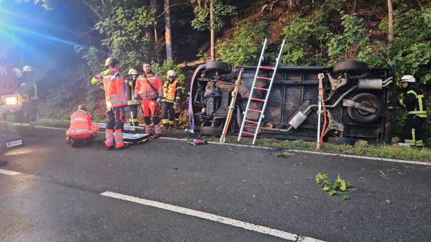 Verkehrsunfall, Transporter auf Seite im Graben