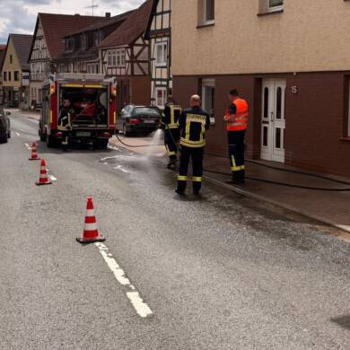 Güllespur auf Fahrbahn