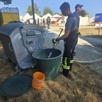Auffüllen Löschwassertonnen Drachenfest