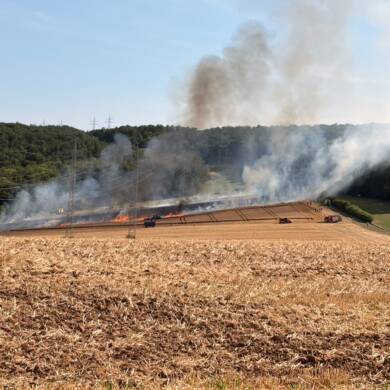 Brand Mähdrescher > Flächenbrand 1,4 Hektar