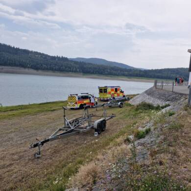 Katamaran gekentert, Person im Wasser