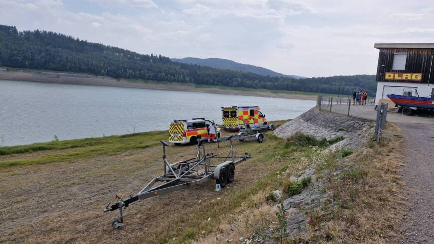 Katamaran gekentert, Person im Wasser