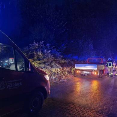 Wasser läuft in Keller