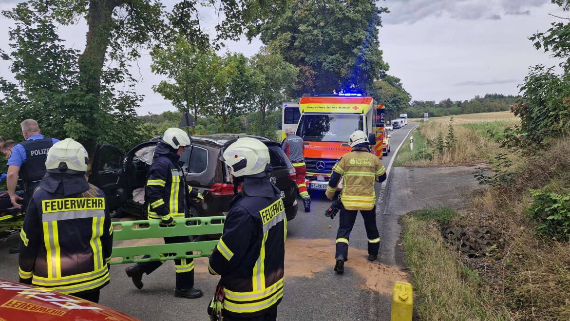 Verkehrsunfall PKW gegen Baum
