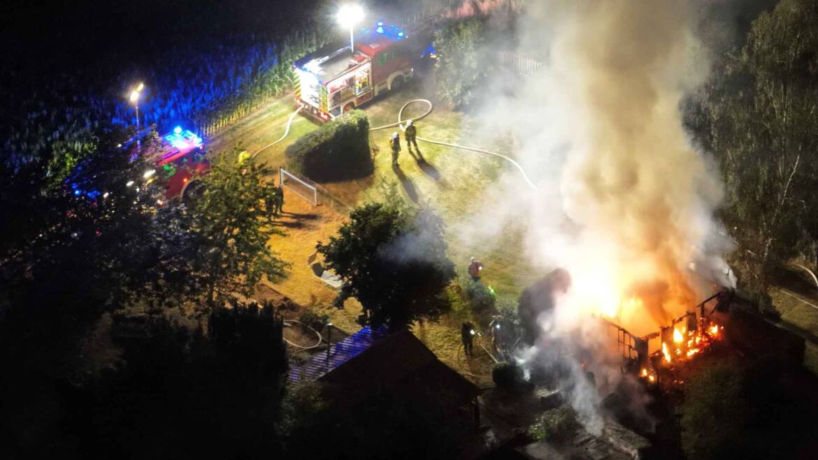 Brand mehrerer Gartenhütten