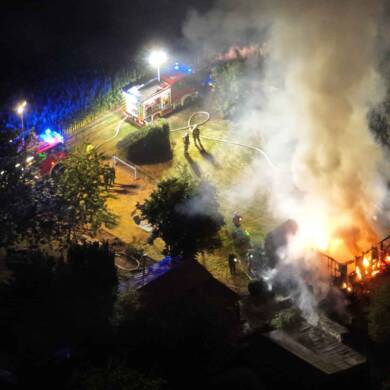 Brand mehrerer Gartenhütten