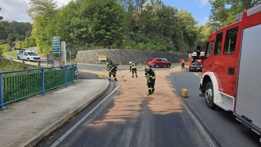Rutschiges Frittierfett kilometerlang auf Fahrbahn