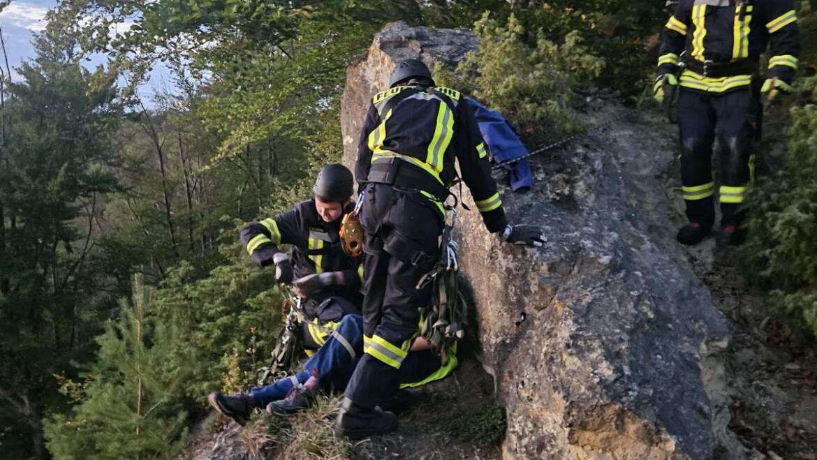 Vier Stadtteile üben Pendelverkehr und Rettung aus schwierigem Gelände am Langen Stein in Ober-Werbe